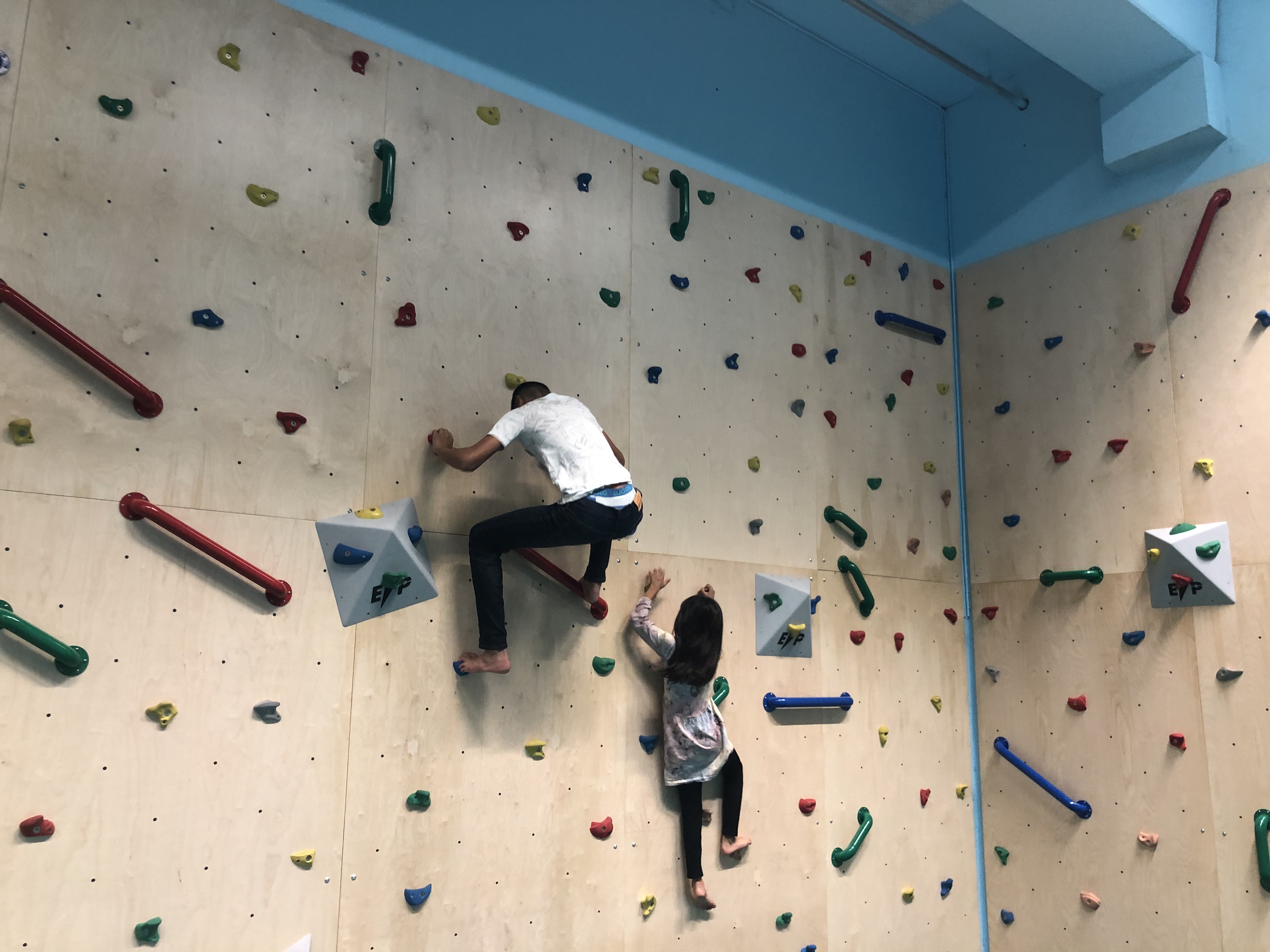 Children climbing in the climbing hall at Dinos Legeland Ørestad