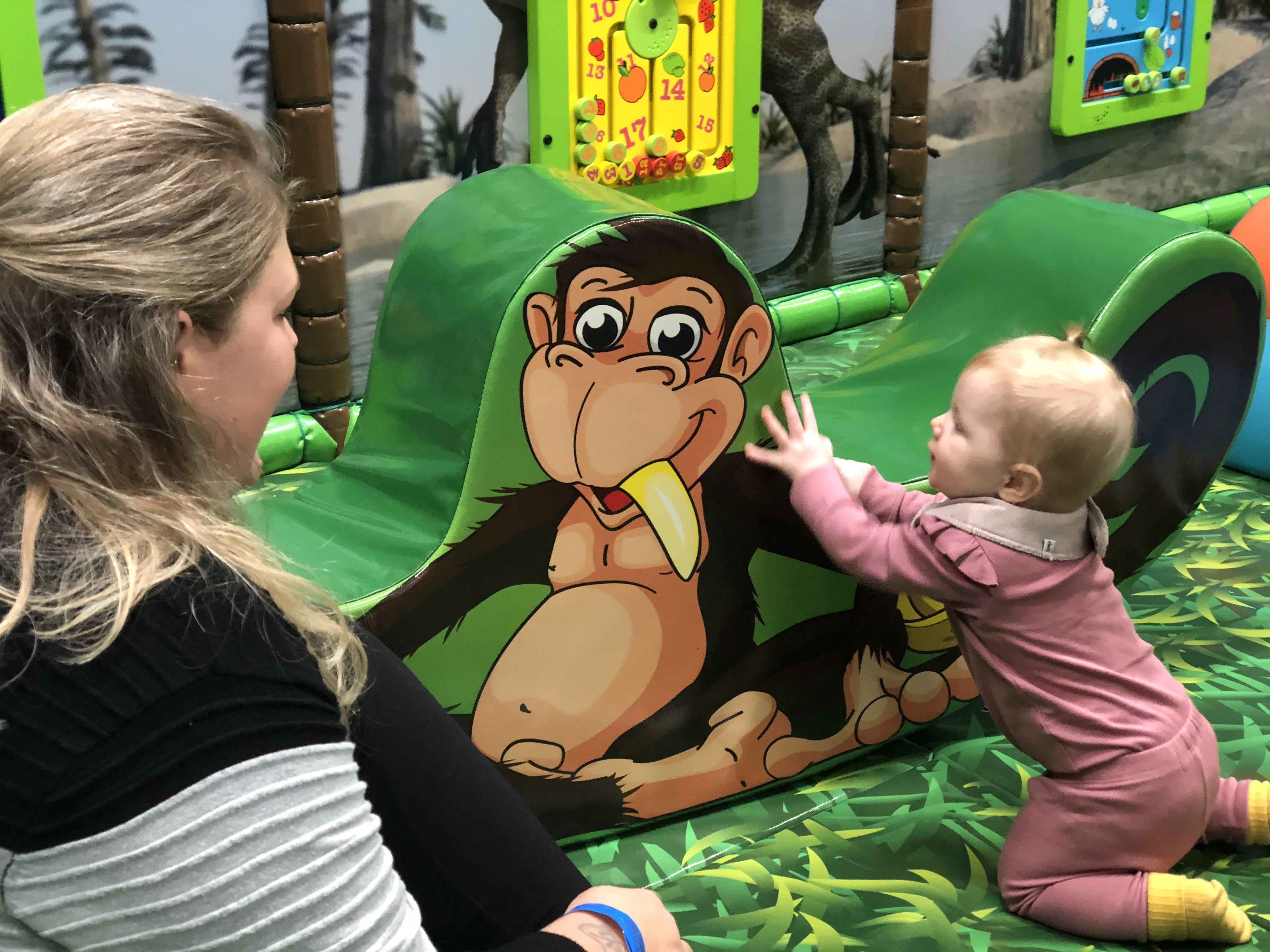 Barn leger i Mini Dinoland i Dinos Legeland Ørestad
