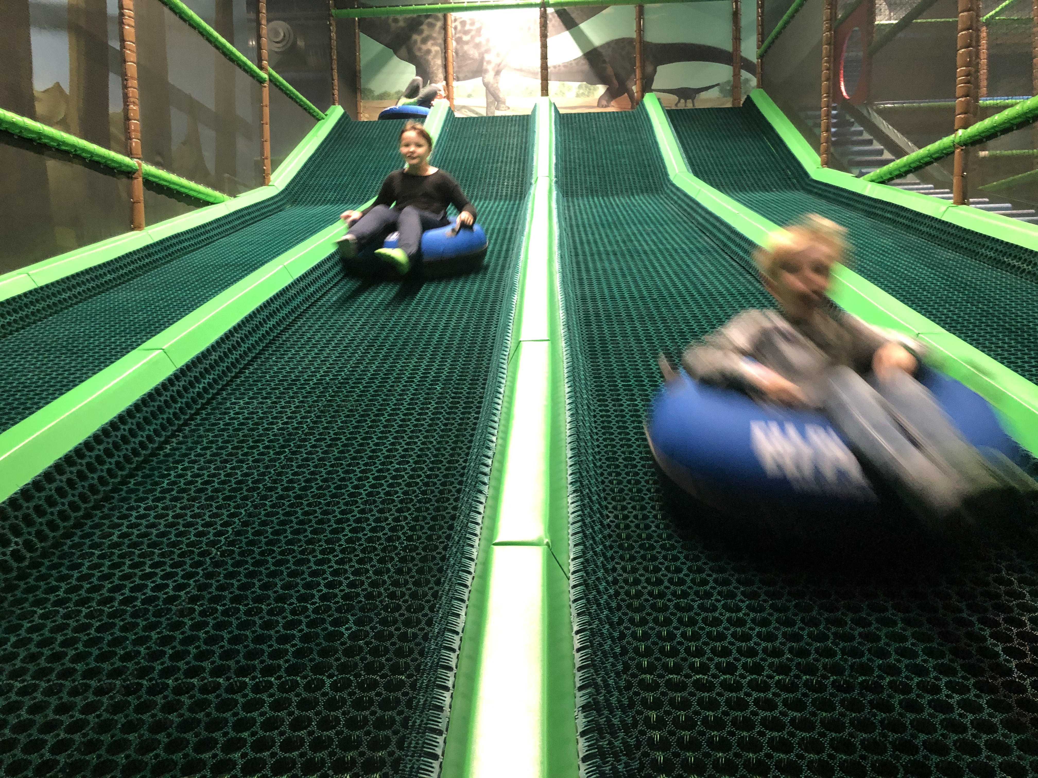 Children racing on QuadroDoughnutGlider at Dinos Legeland Ørestad
