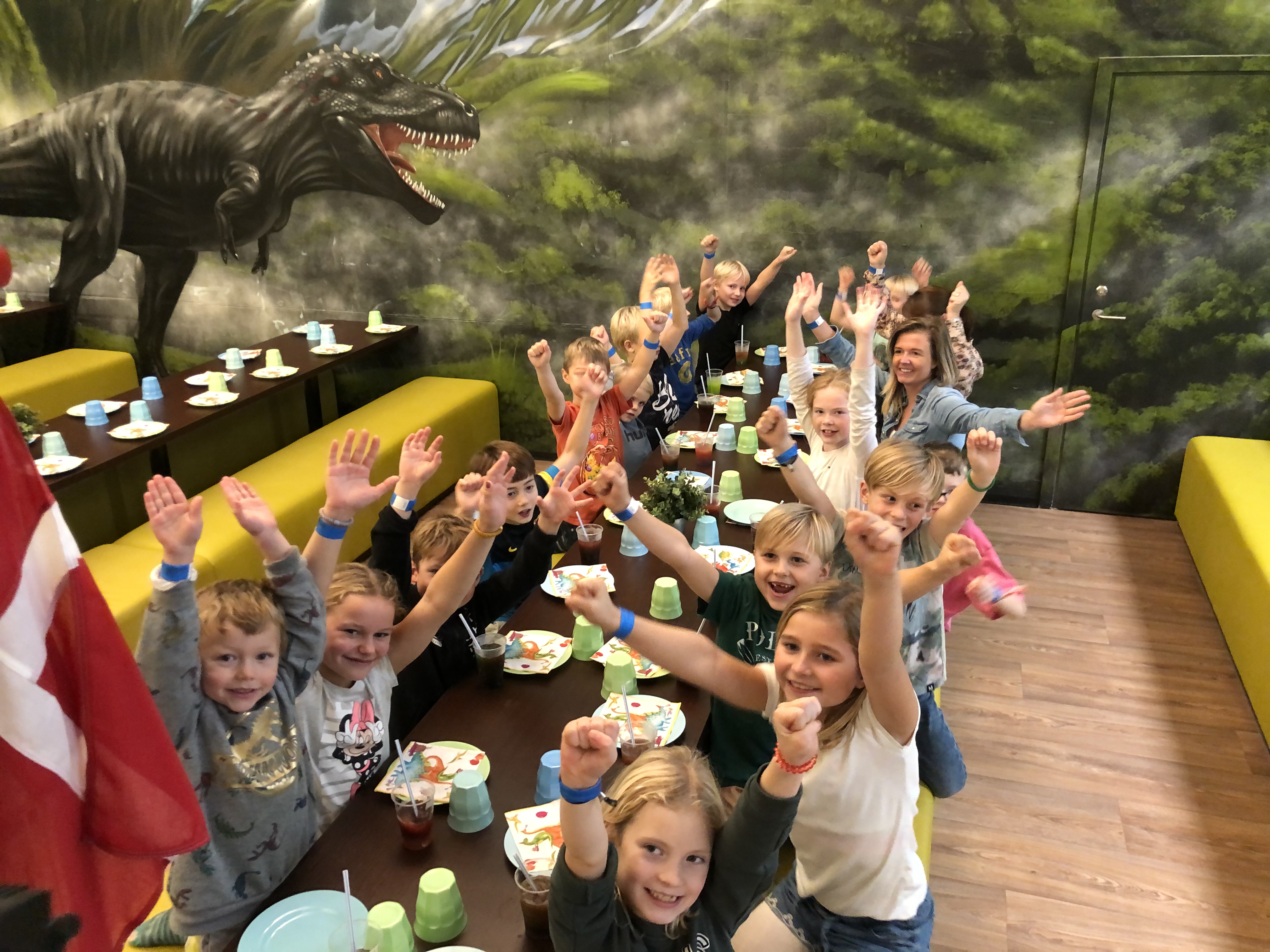 Børn fejrer fødselsdag ved et dækket partybord